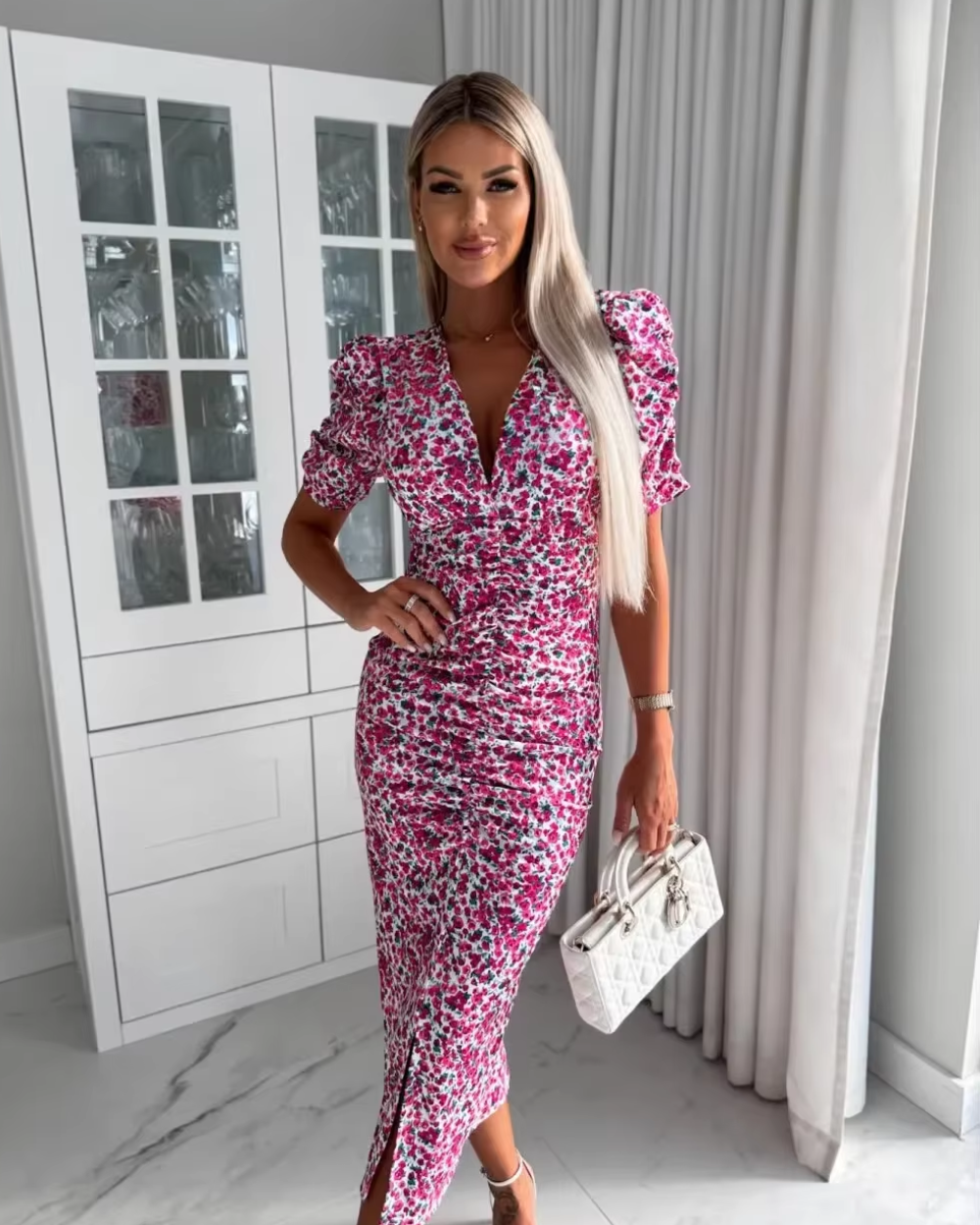 Elegantes langes Kleid mit V-Ausschnitt