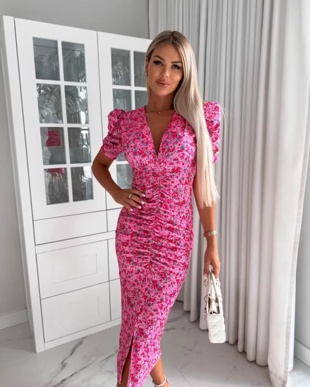 Elegantes langes Kleid mit V-Ausschnitt