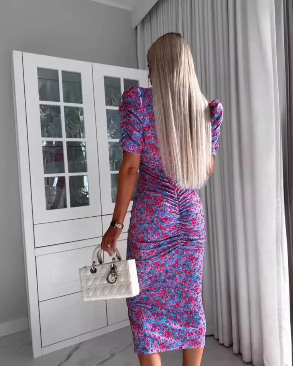 Elegantes langes Kleid mit V-Ausschnitt