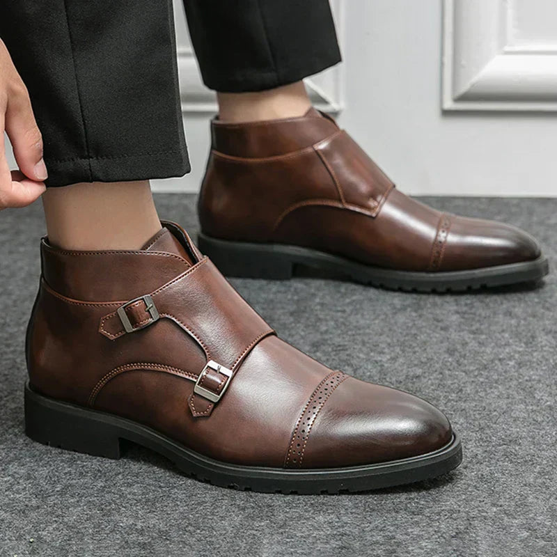 Lederstiefel mit Schnallenverschluß