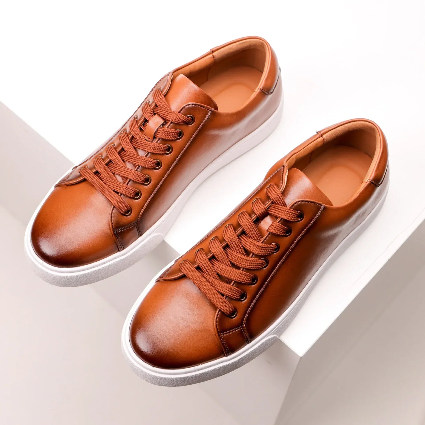 Turnschuhe aus echtem Leder
