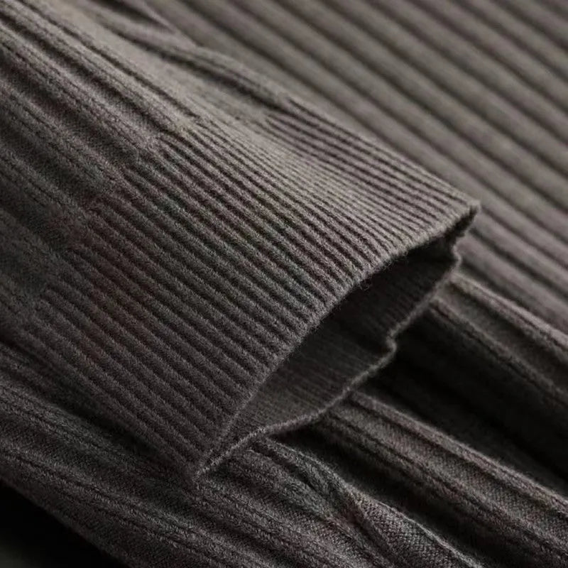 Eleganter Pullover mit Streifenmuster und Reißverschluss