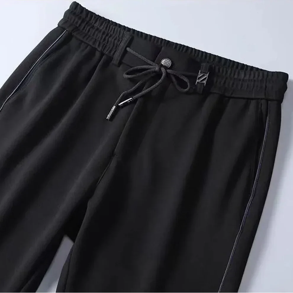 Eleganter, maßgeschneiderter Trainingsanzug