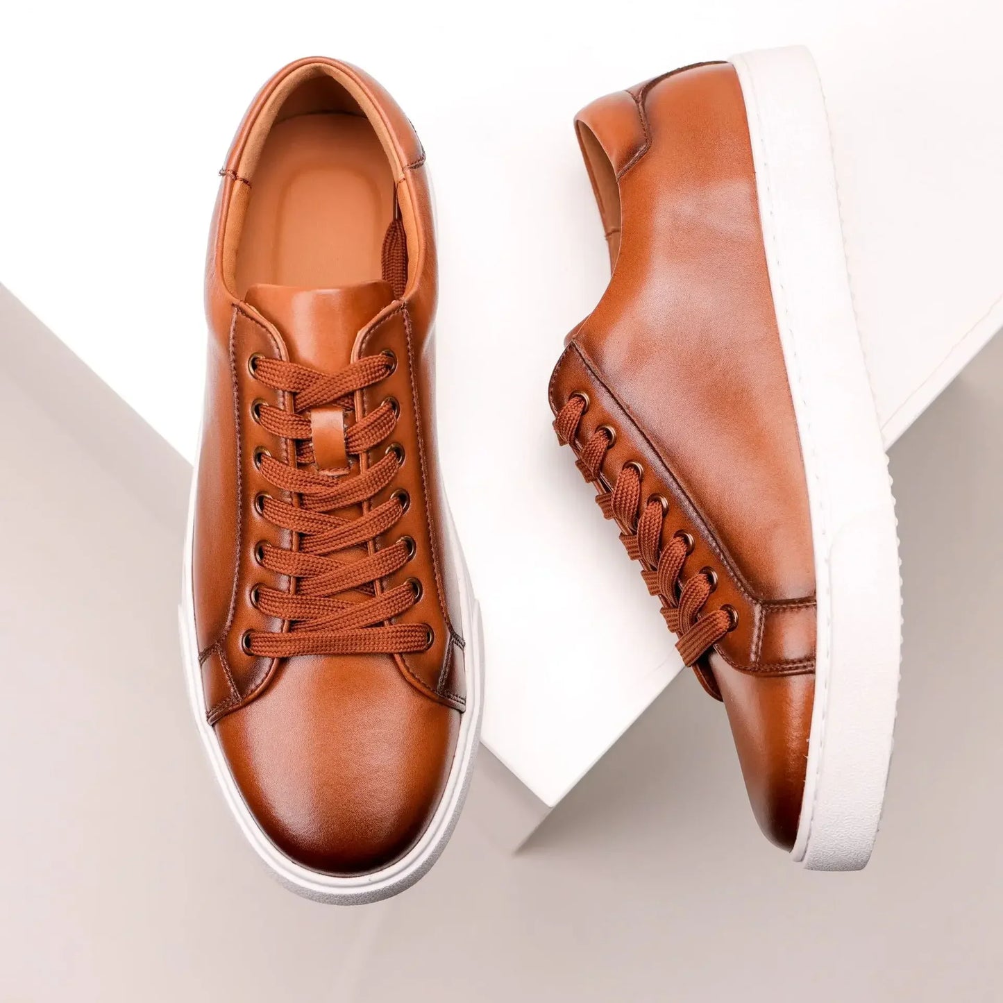 Turnschuhe aus echtem Leder
