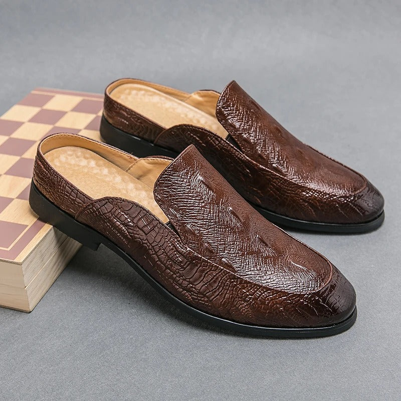 Elegante Kleiderschuhe mit Krokodilmuster